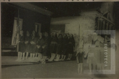 Grupo de mulheres com estandarte