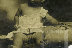 Menino posando para foto