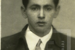 Homem de terno de cor escura