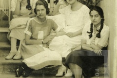 Mulheres sentadas na escada