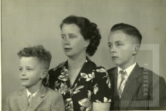 Figura feminina com meninos