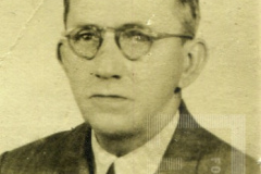 Homem de terno com listras