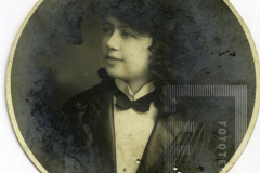 Mulher com gravata borboleta