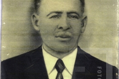 Homem calvo de terno