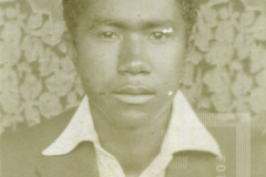 Homem de terno sem gravata