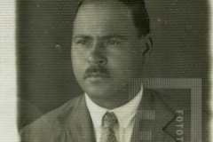 Homem de bigode e roupa social