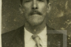 Homem de bigode e roupa social