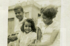 Três pessoas em foto