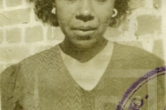 Mulher de cabelo curto enrolado