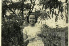 Mulher de vestido estampado