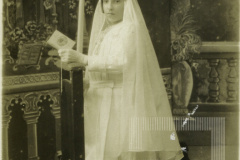 Menina em primeira comunhão