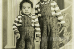 Dois irmãos de roupas iguais