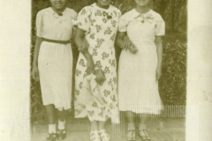 Três mulheres de vestido