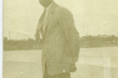 Homem de roupa social no rio