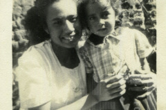 Mulher e criança posando