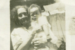 Mulher com criança no colo