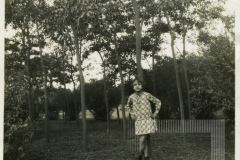 Menina em frente à árvores