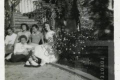 Mulheres sentadas ao pé da escada