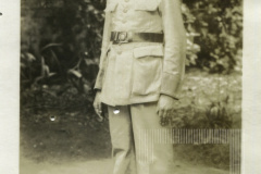 Homem com vestimenta militar