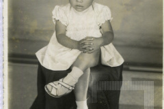 Menina com laço no cabelo