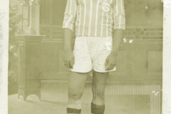 Homem com uniforme esportivo