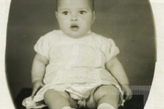 Bebê com vestimenta de cor clara