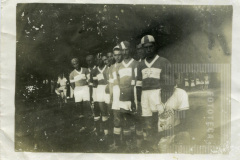 Homens de uniforme esportivo