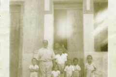 Retrato de idoso com crianças