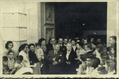 Pessoas em frente a Matriz