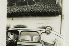 Mulher encostada em um veículo