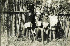 Quatro pessoas posando para foto