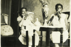 Duas mulheres sentadas em cadeiras