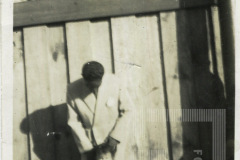 Homem com criança encostados na parede