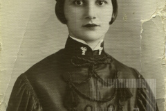 Mulher usando beca de formatura