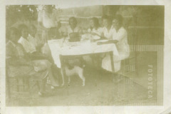 Grupo de pessoas sentadas a mesa