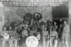 Homens com instrumentos musicais