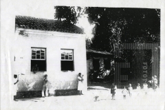 Grupo de pessoas em frente de casa