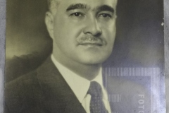 HOMEM EM TRAJE SOCIAL