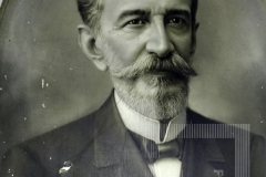 HOMEM COM GRAVATA BORBOLETA