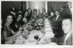 Cesar Salgado em mesa com grupo de pessoas
