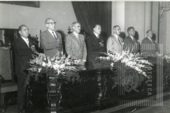 Cesar Salgado e seis homens atrás de mesa