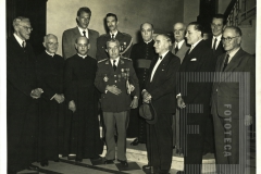 Colégio São Luiz - Entrega da medalha de guerra ao reitor Pe. João de Castro e Costa pelo Marechal Mascarenhas de Morais
