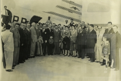 Cesar Salgado e pessoas em frente a avião