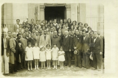 Cesar Salgado e grupo de pessoas em frente a Matriz