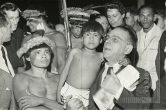 CESAR SALGADO COM GRUPO DE INDIOS