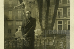 César Salgado ao lado de estátua do Eça de Queiroz