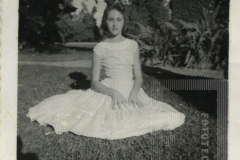 Mulher sentada de vestido
