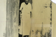 Senhora na porta