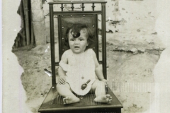 Julia quando bebê sentanda na cadeira