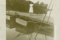 Mulher de pé na ponte